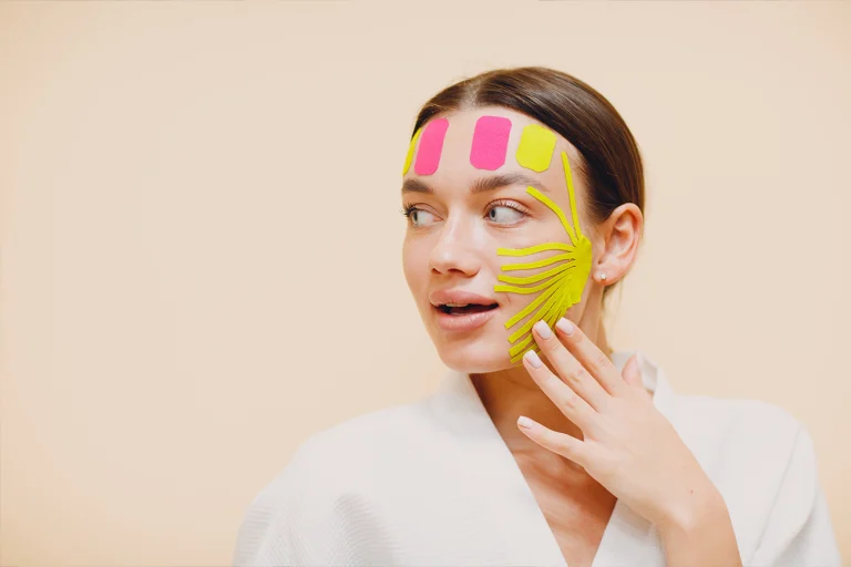 Taping twarzy – na czym polega i w jaki sposób ją odmładza?